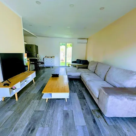 Ferienhaus Maison Lumineuse Et Climatisee, A 12mn Hyères